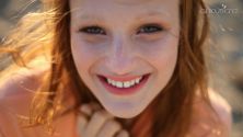 Standbild aus Produktvideo: Closeup lachende junge Frau