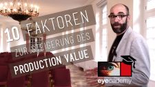 Standbild aus eyecademy-Film: Moderator Sascha Schiffbauer im Schloss Biebrich Wiesbaden