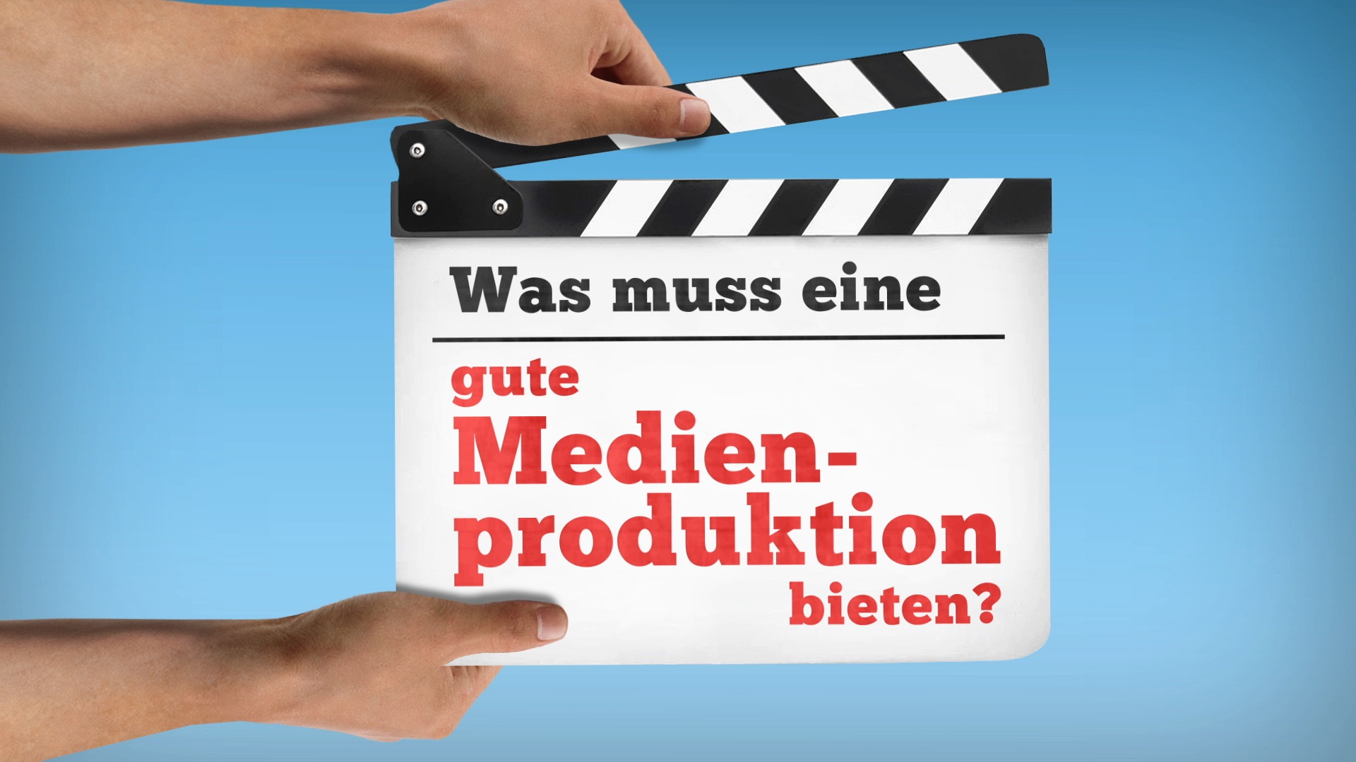 Video-Thumbnail von Präsentationsfilm: Zwei Hände halten Filmklappe ins Bild, Aufschrift: "Was muss eine gute Medienproduktion bieten?"