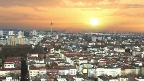 Standbild aus Unternehmensfilm: Sonnenaufgang über Großstadt